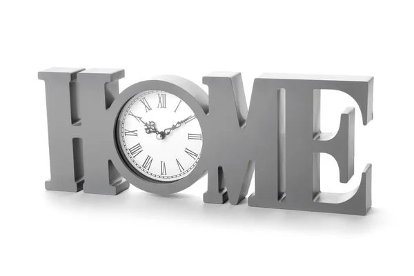 Стильний декор у формі слова HOME з годинником на білому тлі — стокове фото
