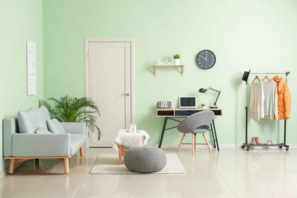 Интерьер стильной современной комнаты с рабочим местом — стоковое фото