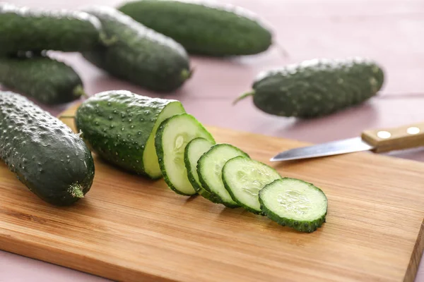 Snijd groene komkommer op snijplank — Stockfoto