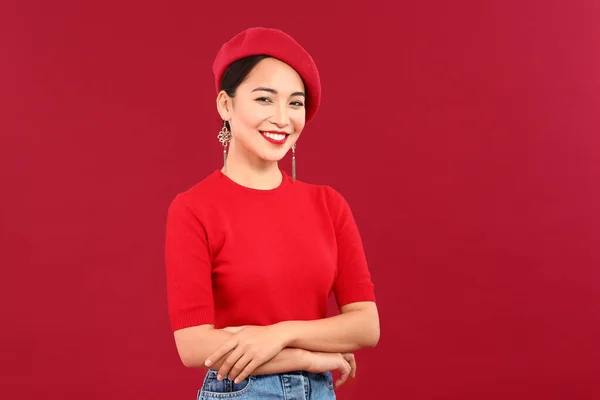 Divatos ázsiai nő színes háttér — Stock Fotó