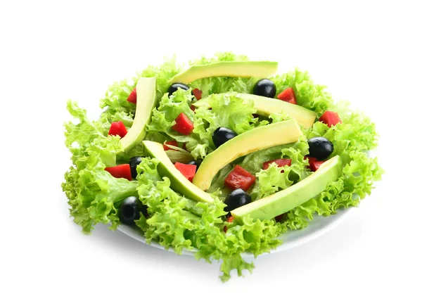 Тарілка зі смачним салатом з авокадо на білому тлі — стокове фото