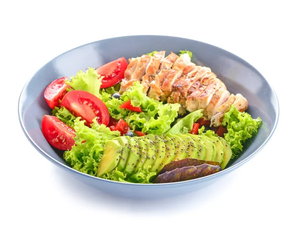 Тарелка с вкусным салатом из авокадо на белом фоне — стоковое фото