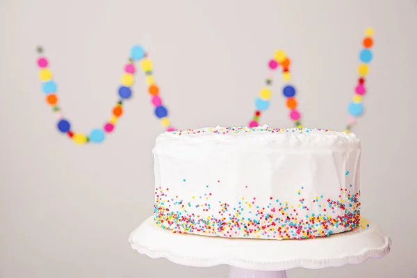 Chutný narozeninový dort na šedém pozadí — Stock fotografie