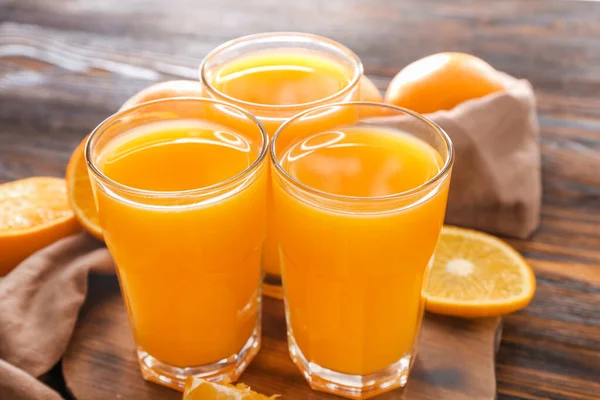 Verres de jus d'orange frais sur table en bois — Photo