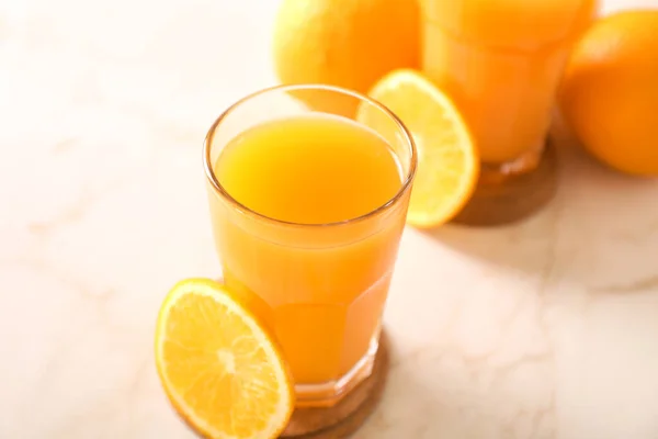 Verre de jus d'orange frais sur table blanche — Photo