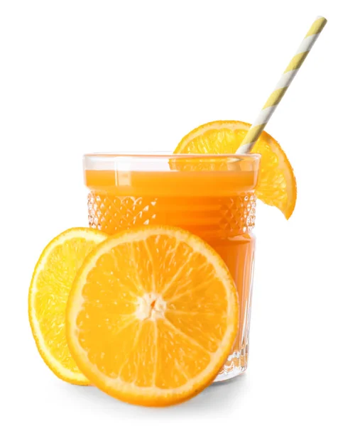 Стакан свежего апельсинового сока на белом фоне — стоковое фото