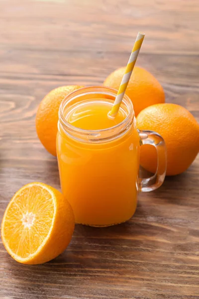 Βάζο Mason από φρέσκο χυμό πορτοκαλιού σε ξύλινο τραπέζι — Φωτογραφία Αρχείου