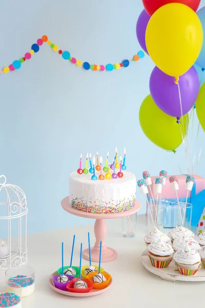 Ízletes csoki bar születésnapi party az asztalon, színben háttér — Stock Fotó