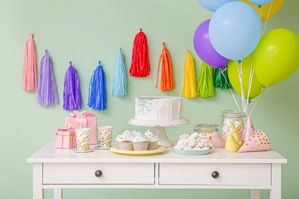 カラーを背景にしたテーブルの上の誕生日パーティーのためのおいしいキャンディーバー — ストック写真