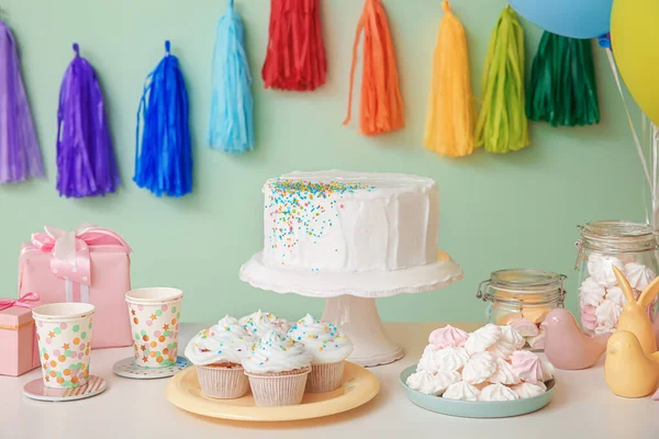 カラーを背景にしたテーブルの上の誕生日パーティーのためのおいしいキャンディーバー — ストック写真