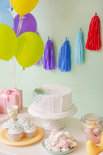 Smaczny batonik na przyjęcie urodzinowe na stole na tle koloru — Zdjęcie stockowe