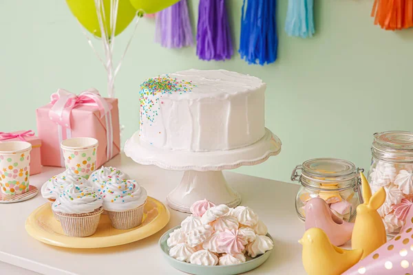 Barre de bonbons savoureux pour fête d'anniversaire sur la table sur fond de couleur — Photo