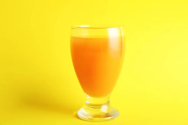 Glas frischer Orangensaft auf farbigem Hintergrund — Stockfoto