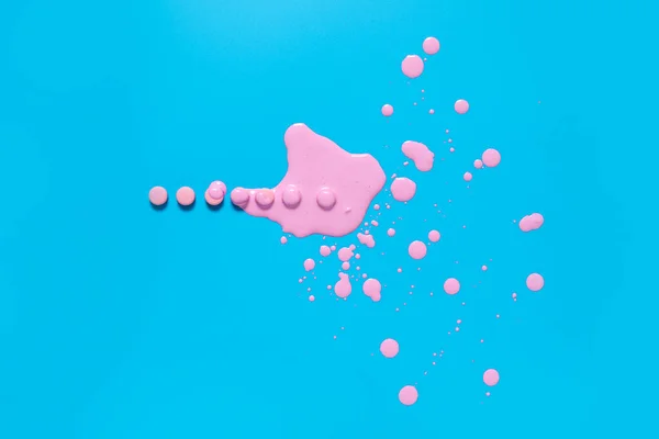 Pills and spilled paint on color background — Stock Photo, Image