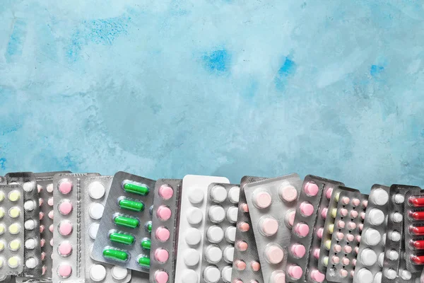 颜色背景上的许多不同的药丸 — 图库照片