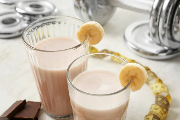 Vasos de batido de proteínas en la mesa, primer plano —  Fotos de Stock