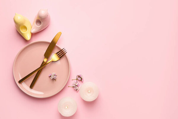 Красивая сервировка стола на цветном фоне
