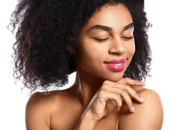 Portret van mooie Afro-Amerikaanse vrouw met heldere lippen op witte achtergrond — Stockfoto