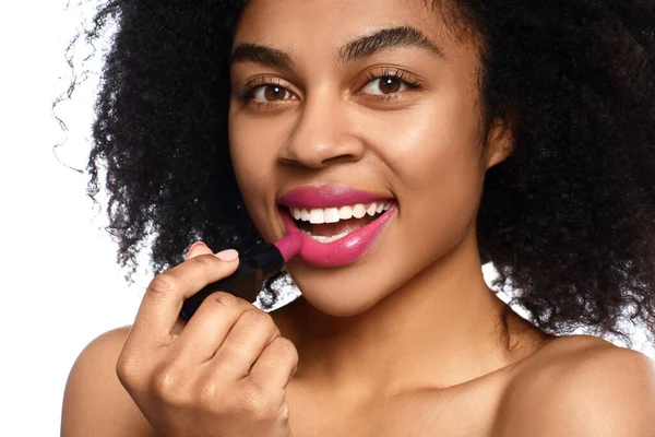 Portret van een mooie Afro-Amerikaanse vrouw met heldere lippenstift op witte achtergrond — Stockfoto