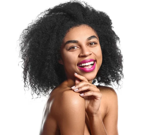 Porträtt av vacker afroamerikansk kvinna med ljusa läppar på vit bakgrund — Stockfoto