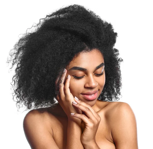 Portret van de mooie Afro-Amerikaanse vrouw op witte achtergrond — Stockfoto