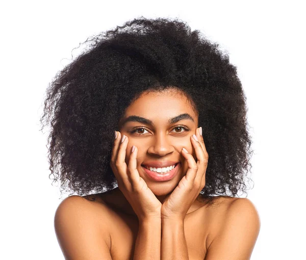 Portret van de mooie Afro-Amerikaanse vrouw op witte achtergrond — Stockfoto