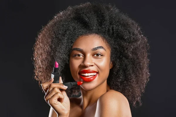 Portret van een mooie Afro-Amerikaanse vrouw met heldere lippenstift op donkere achtergrond — Stockfoto