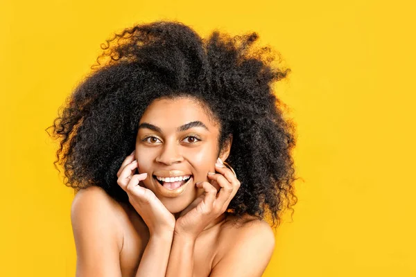 Portret van een mooie Afro-Amerikaanse vrouw met gouden lippen op kleur achtergrond — Stockfoto