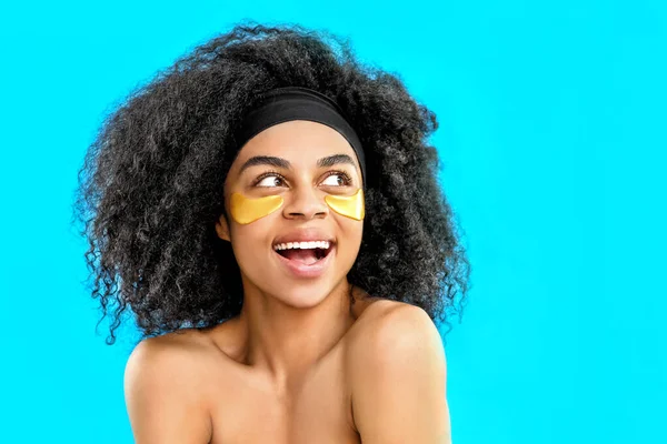 Portret van mooie Afro-Amerikaanse vrouw met onder-oog vlekken op kleur achtergrond — Stockfoto