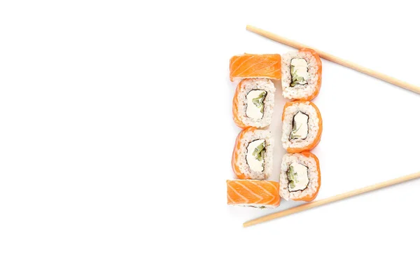 Deliciosos rollos de sushi y palillos sobre fondo blanco —  Fotos de Stock