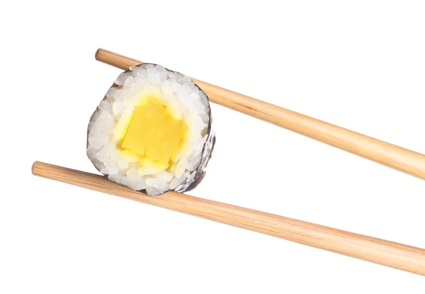 Ätpinnar med välsmakande sushi rulle på vit bakgrund — Stockfoto