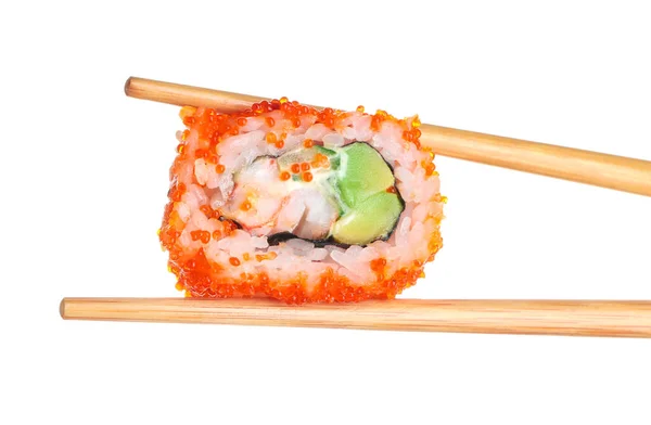 Bacchette con gustoso rotolo di sushi su sfondo bianco — Foto Stock