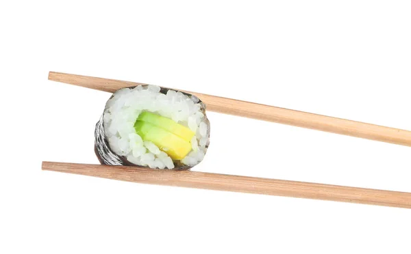 Palillos con sabroso rollo de sushi sobre fondo blanco — Foto de Stock