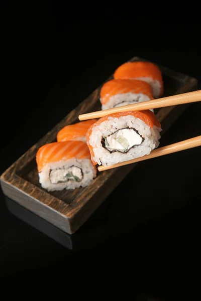 Set van lekkere sushi op donkere achtergrond — Stockfoto