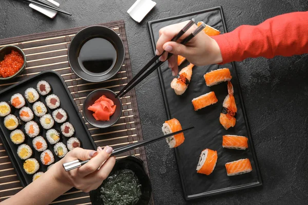 Ženy jedí chutné sushi u stolu — Stock fotografie