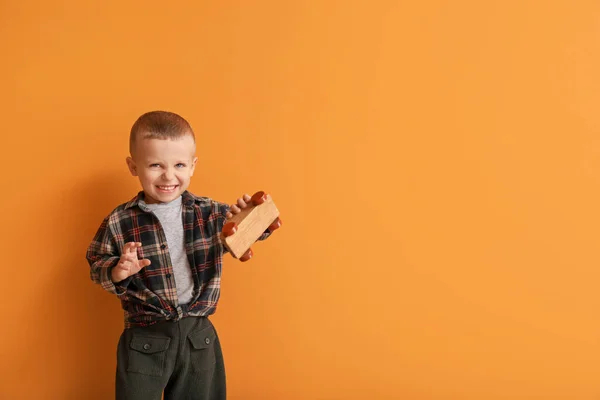 Portré aranyos kisfiú játék a színes háttér — Stock Fotó