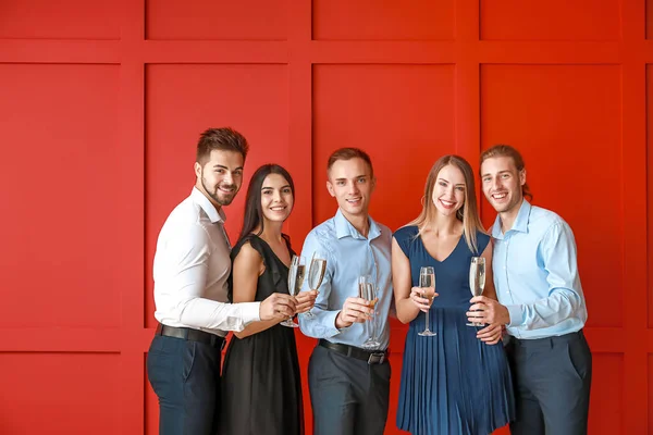 Groupe d'amis avec des verres de champagne sur fond de couleur — Photo