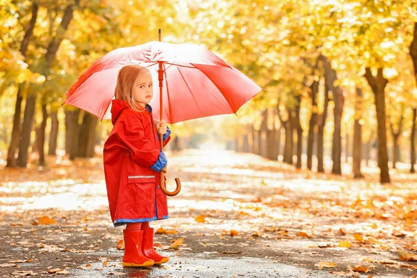 秋天公园里带雨伞的可爱小女孩 — 图库照片