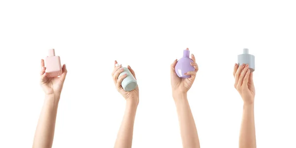 Žena ruce s různými parfémy láhve na bílém pozadí — Stock fotografie