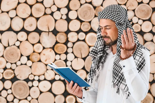Muszlim férfi imádkozik ellen fa háttér — Stock Fotó
