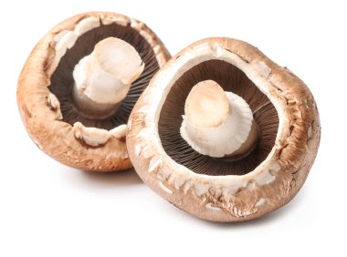 Beyaz arka planda taze şampiyon mantarları