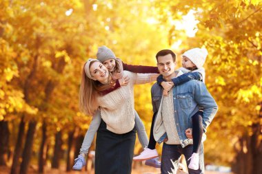 Sonbahar parkında mutlu aile portresi
