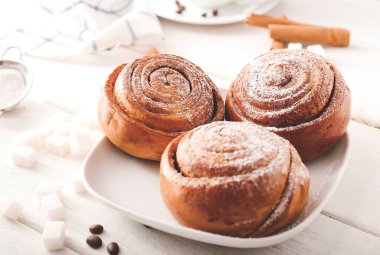 Masada lezzetli tarçınlı çörek ile plaka