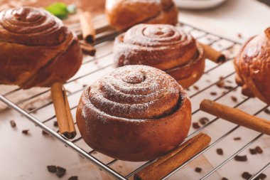 Tablo, closeup lezzetli tarçınlı çörek