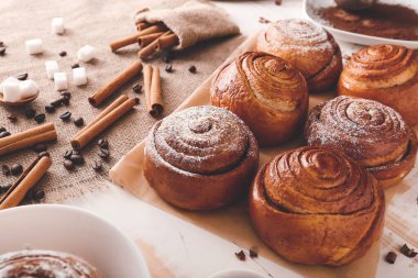 Masada lezzetli tarçınlı çörek
