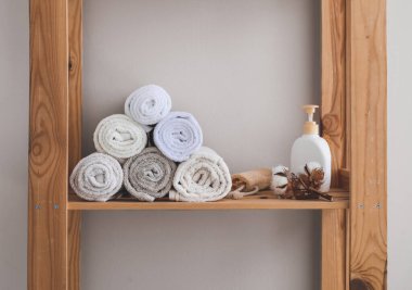 Temiz havlu ve banyo raf kozmetik