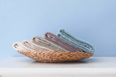 Masada yumuşak temiz havlular var.