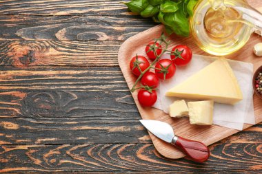 Lezzetli parmesan peyniri ve ahşap arka planda domatesli kompozisyon