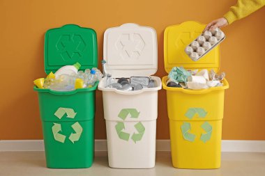 Çöpleri konteynıra atan kadın. Geri dönüşüm kavramı