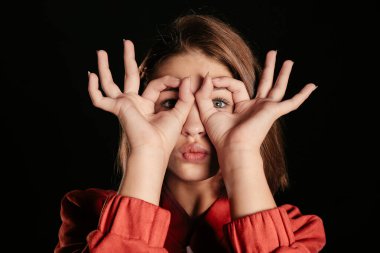 Esmer arka plandaki komik genç kız.